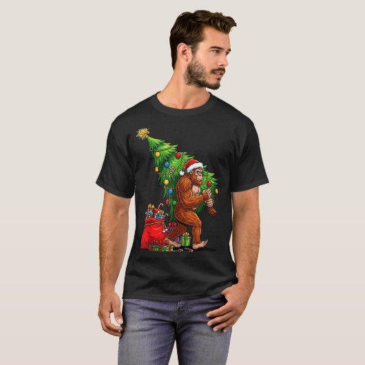Bigfoot Christmas Tree Xmas Lights Funny Sasquatch T-shirt (Voorkant volledig)
