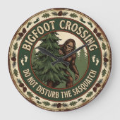 Bigfoot Crossing Sasquatch Rustic Grote Klok (Voorkant)