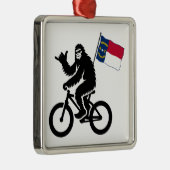 Bigfoot Cycling North Carolina Flag Metalen Ornament (Rechts)