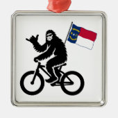 Bigfoot Cycling North Carolina Flag Metalen Ornament (Voorkant)