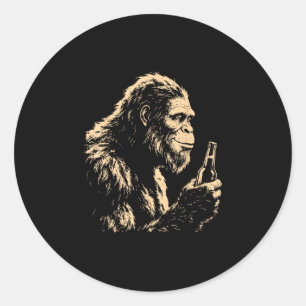 Bigfoot die bier drinkt, grappige sasquatch retro  ronde sticker
