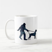 Bigfoot die een Bluetick Coonhound op een Leash lo Koffiemok (Links)