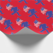 Bigfoot die een Pet van de Kerstman draagt Cadeaupapier (Hoek)