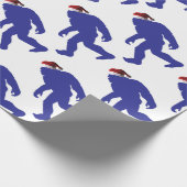 Bigfoot die een Pet van de Kerstman draagt Cadeaupapier (Hoek)