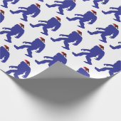 Bigfoot die een Pet van de Kerstman draagt Cadeaupapier (Hoek)