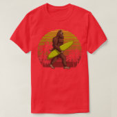 Bigfoot die een Surfboard Sunset Retro  vasthoudt T-shirt (Design voorkant)