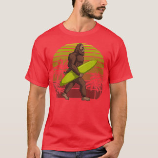 Bigfoot die een Surfboard Sunset Retro vasthoudt T-shirt