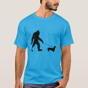 Bigfoot die zijn hond rondloopt t-shirt