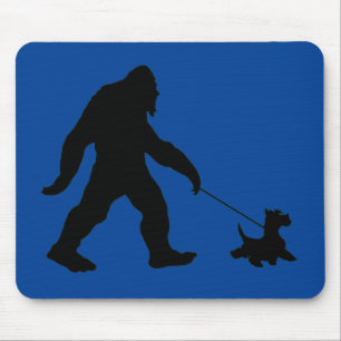 Bigfoot die zijn Schotse Muismat loopt