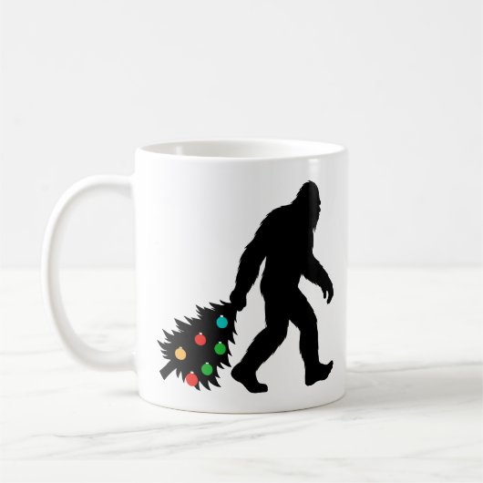 Bigfoot Dragging Christmas Tree  Koffiemok (Links)
