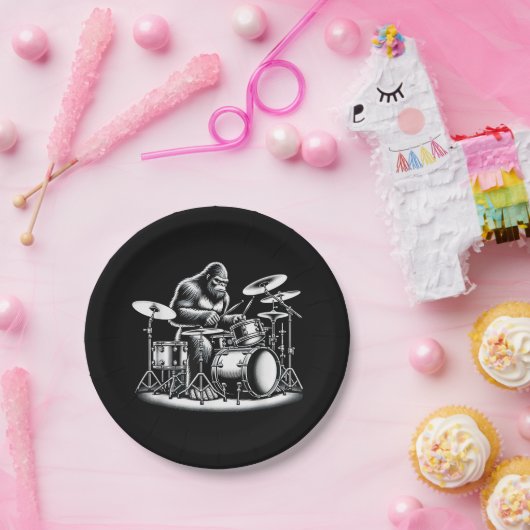 Bigfoot drummer Sasquatch speelt drums muzikant B Papieren Bordje (Feest)