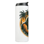 Bigfoot eet een sinaasappel thermosbeker (Gedraaid links)