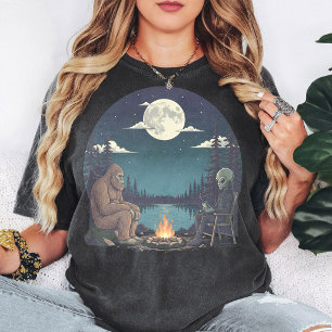 Bigfoot en Alien Kampvuur Moon Lake Kunst T-shirt