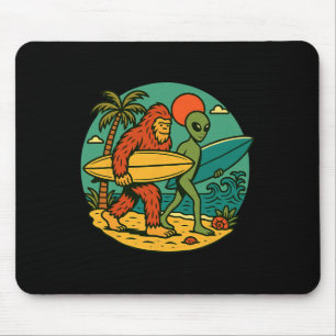 Bigfoot en Alien surfen op vintage strandkunst Sur Muismat