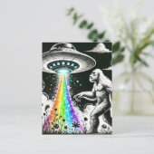 Bigfoot en de Rainbow UFO in een wilde bloemenweid Briefkaart (Staand voorkant)