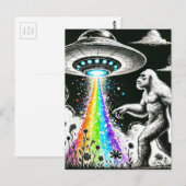Bigfoot en de Rainbow UFO in een wilde bloemenweid Briefkaart (Voorkant / Achterkant)