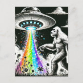 Bigfoot en de Rainbow UFO in een wilde bloemenweid Briefkaart (Voorkant)