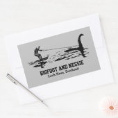 Bigfoot en Nessie Loch Ness Gepersonaliseerde Teks Rechthoekige Sticker (Envelop)