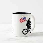 Bigfoot Fietsen Amerikaanse vlag Tweekleurige Koffiemok (Voorkant rechts)