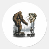 Bigfoot Fishing Funny Sasquatch Fi-shirt  Ronde Sticker (Voorkant)