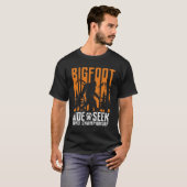 BIGFOOT Funny hide in zoektocht T-shirt (Voorkant volledig)