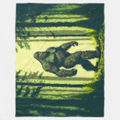 Bigfoot gaat voor een boswandeling Sasquatch Fleece Deken (Voorkant)