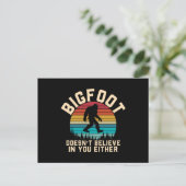 Bigfoot gelooft niet in jou | Bigfoot Retro Briefkaart (Staand voorkant)