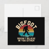 Bigfoot gelooft niet in jou | Bigfoot Retro Briefkaart (Voorkant / Achterkant)
