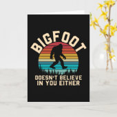 Bigfoot gelooft niet in jou | Bigfoot Retro Kaart (Gele Bloem)