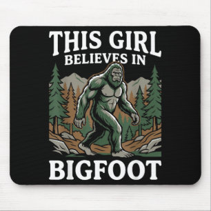 Bigfoot gelovige meisje sasquatch bos cryptid voor muismat