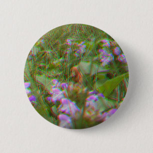 Bigfoot gespot tussen de bloemen Button