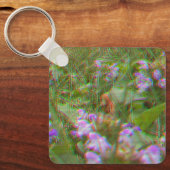 Bigfoot gespot tussen de bloemen Sleutelhanger (Voorkant)