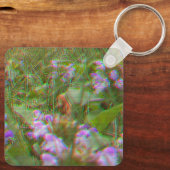 Bigfoot gespot tussen de bloemen Sleutelhanger (Achterkant)