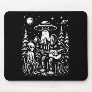Bigfoot gitaar spelend met alien en ufo muismat