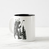 Bigfoot Golfer Tree Funny Sasquatch Golfing Golf Tweekleurige Koffiemok (Voorkant links)