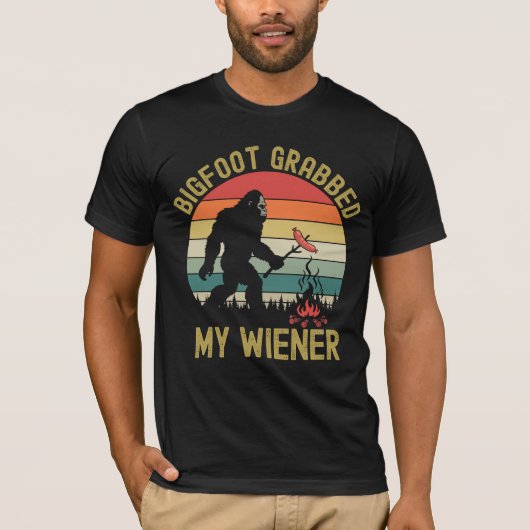 Bigfoot Grabbed My Wiener – Funny Sasquatch Hot do T-shirt (Voorkant)