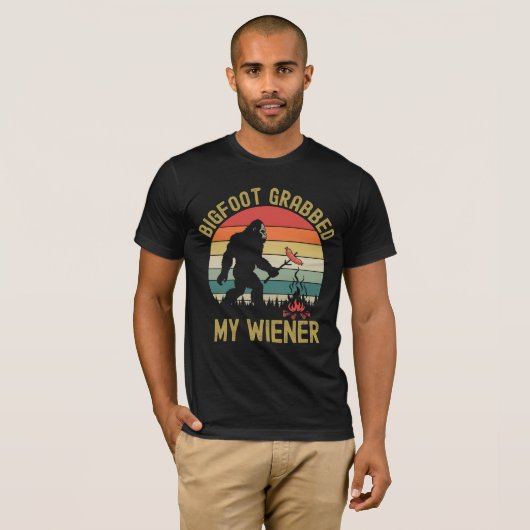 Bigfoot Grabbed My Wiener – Funny Sasquatch Hot do T-shirt (Voorkant volledig)