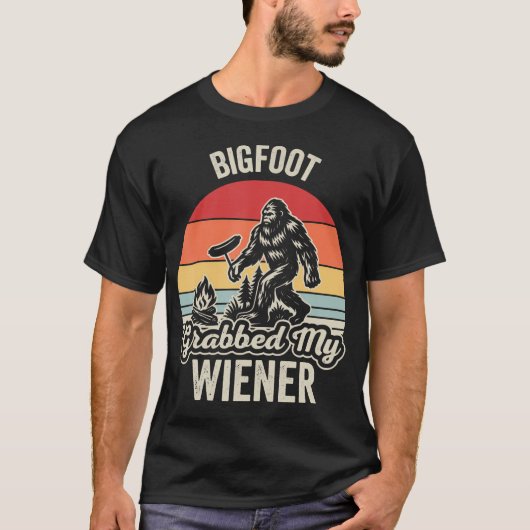Bigfoot Greep Mijn Wiener Camping T-shirt (Voorkant)