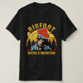 Bigfoot heeft een vakantie nodig... ...met  zwart. t-shirt (Design voorkant)