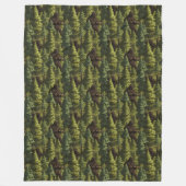 Bigfoot Hiding In A Pine Tree Forest Fleece Deken (Voorkant)