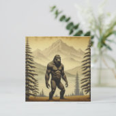 Bigfoot in de bergen en dennen (Staand voorkant)