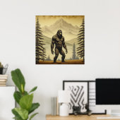  Bigfoot in de bergen en dennen Poster (Thuiskantoor)
