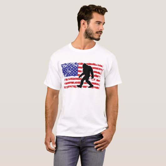 Bigfoot in een Amerikaanse vlag T-shirt (Voorkant volledig)
