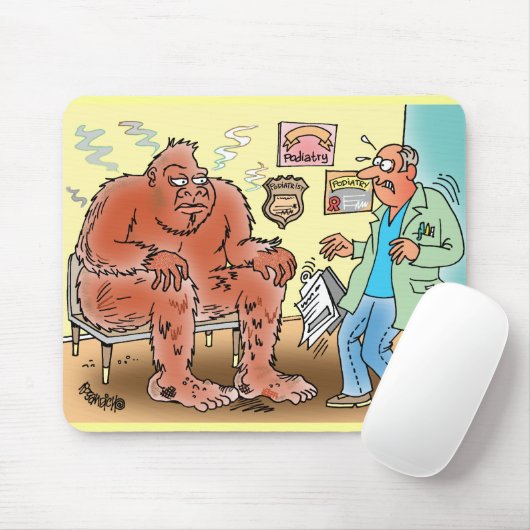 Bigfoot in Podiatrist Waiting Room Cartoon Mousepa Muismat (Met muis)