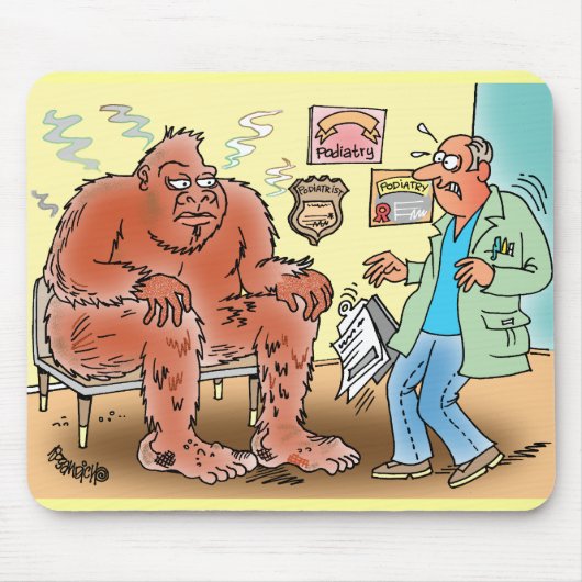 Bigfoot in Podiatrist Waiting Room Cartoon Mousepa Muismat (Voorkant)