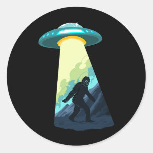 Bigfoot is een buitenaards wezen van een UFO Ronde Sticker