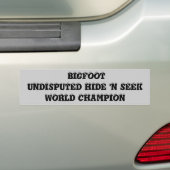 Bigfoot is verstopt en zoekt wereldkampioen! bumpersticker (Op auto)