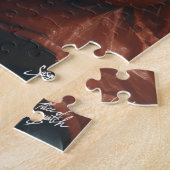 Bigfoot Kneeling Down Luisteren naar een kinderpuz Legpuzzel (Zijkant)