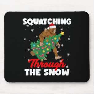 Bigfoot kraken door de sneeuw sasquatch chri muismat