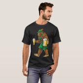 Bigfoot Lederhosen Oktoberfest Mannen Prost Beer T-shirt (Voorkant volledig)